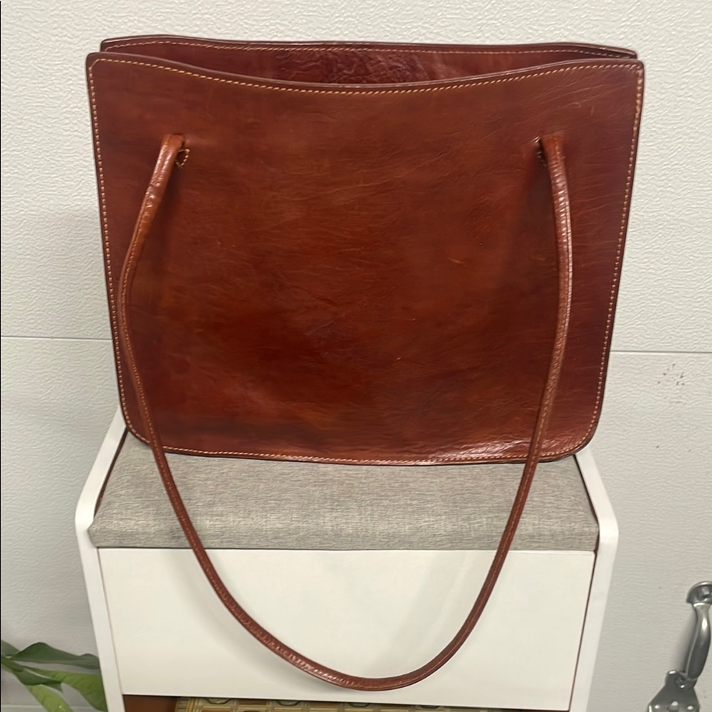Elegant Saga Brown Leather Shoulder Bag with Wide Opening. Excellent condition!